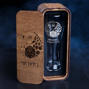 Vaso de cerveza personalizado y caja de madera -220- Vaso de cerveza en caja de madera con grabado de dados personalizado - Para verdaderos geeks - Game master