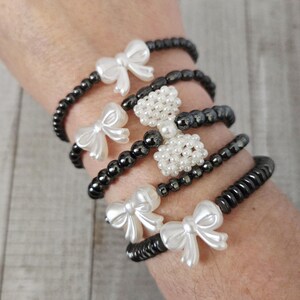 Pulsera de hematita con lazo de perla • Pulsera elástica gris carbón • Regalo de joyería minimalista apilable para ella