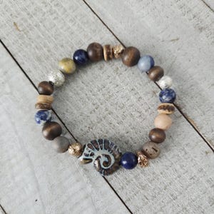 Pulsera de conchas náuticas: joyería costera de sodalita, ágata y cuentas de madera.