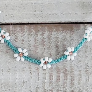 Bransoletka z łańcuszkiem Daisy: czeski szklany kwiat z koralików, regulowana nić