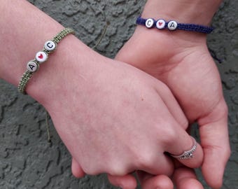 Passende Armband-Set für Paare: Personalisierte Buchstaben & Herz Perlen