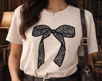 Schwarzer Spitzen-Bogen-Grafik-T-Shirt - Sand-Kokette T-Shirt