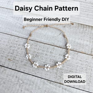 Puede incluir: Una pulsera de cadena de margaritas hecha con cuentas de flores blancas y un cordón marrón claro. La imagen incluye el texto "Daisy Chain Pattern", "Beginner Friendly DIY" y "DIGITAL DOWNLOAD". La pulsera se muestra sobre una superficie de madera clara.