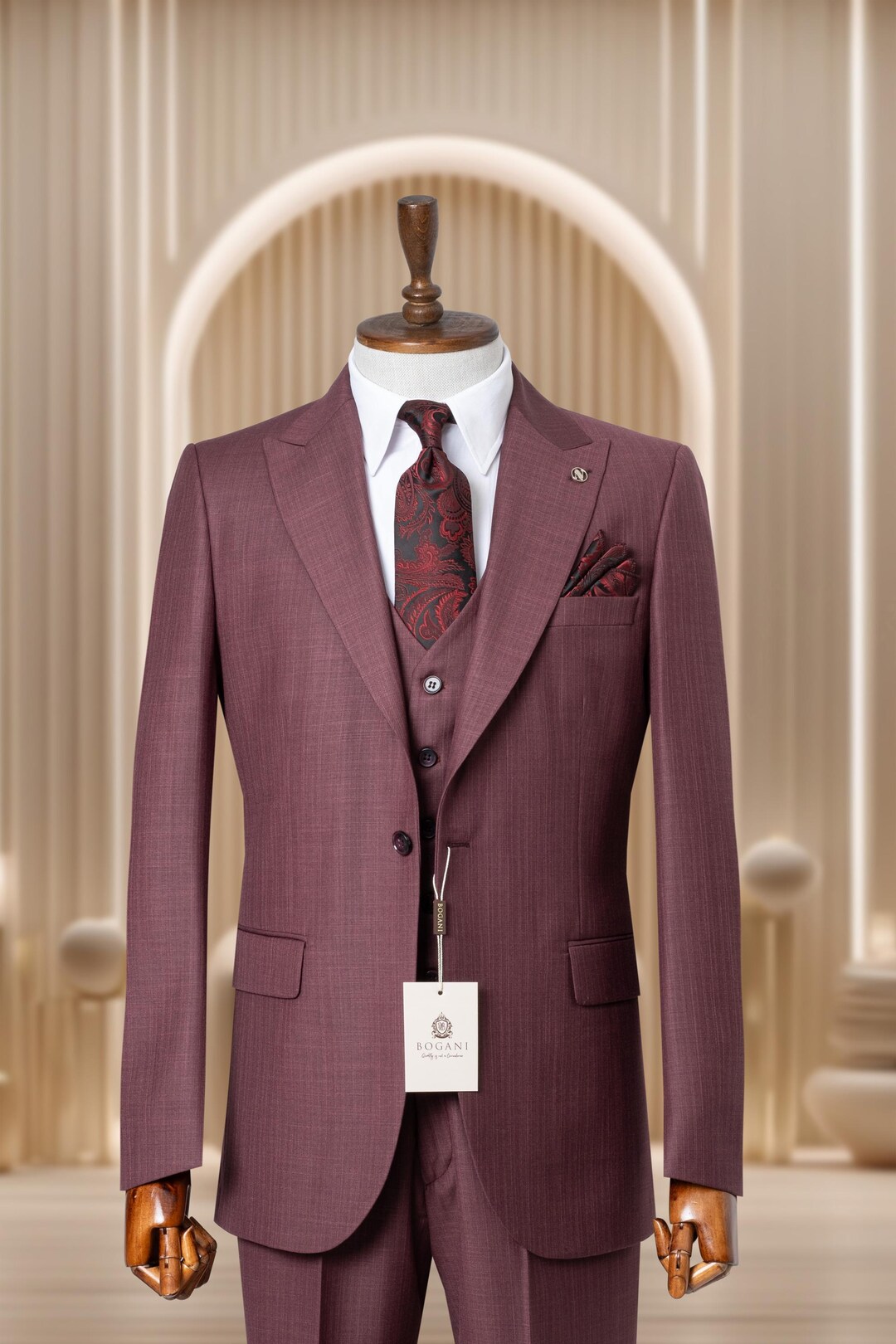 バーガンディのスーツ3点セット バーガンディウールメンズスーツ：スリムフィット、ピークドラペル、3