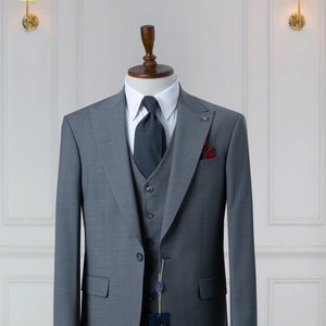 Gray Super 220&#39;s Woven Wool Men&#39;s Suit: Slim Fit Business Attire