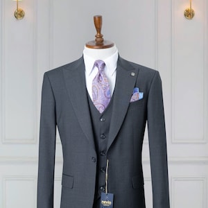 Gray 220&#39;s Woven Wool Men&#39;s Suit: Slim Fit Business Attire