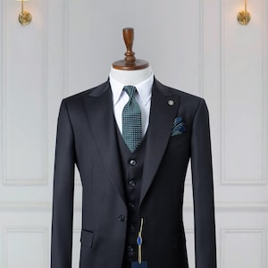 Black 220’s Woven Wool Men&#39;s Suit: Slim Fit Business Attire