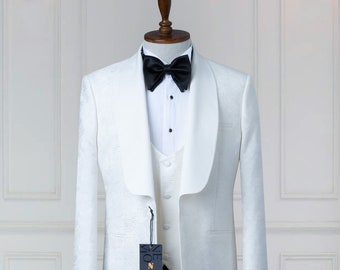 Jacquard bianco a tre pezzi, rever sciallato, smoking da uomo - L'abito da sposa include giacca, gilet e pantaloni. Abito da sposo