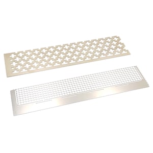 Op de afbeelding: Twee metalen platen met verschillende patronen. De bovenste plaat heeft een herhalend kruispatroon en de onderste plaat heeft een herhalend cirkelpatroon.