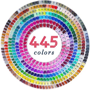Peut inclure: Une présentation circulaire de 445 couleurs disposées en anneaux concentriques. Les couleurs s'étendent du rouge et de l'orange chauds aux bleus et verts froids. Le texte "445 couleurs" est au centre.