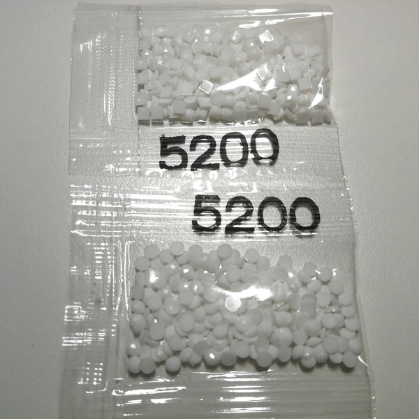 600 diamonds DMC 5200 (Light white) - Bags of round or square rhinestones, pearls for diamond embroidery (diamond painting)