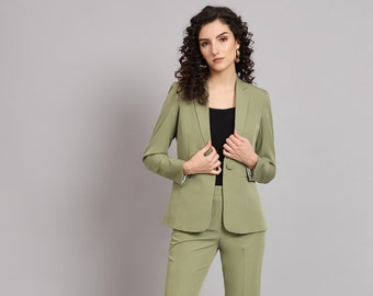 Traje de pantalón con blazer verde oliva, cuello con muesca, estilo formal de negocios