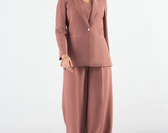Traje clásico de tres piezas en tejido elástico color melocotón polvoriento