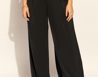 Elegante pantalón negro de satén suave, de corte recto, holgado y con cintura alta y pernera ancha.