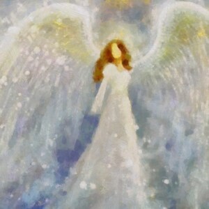 Op de afbeelding: Een schilderij van een engel met witte vleugels en een witte jurk. De engel heeft lang bruin haar en staat in een blauwe en witte bewolkte lucht.