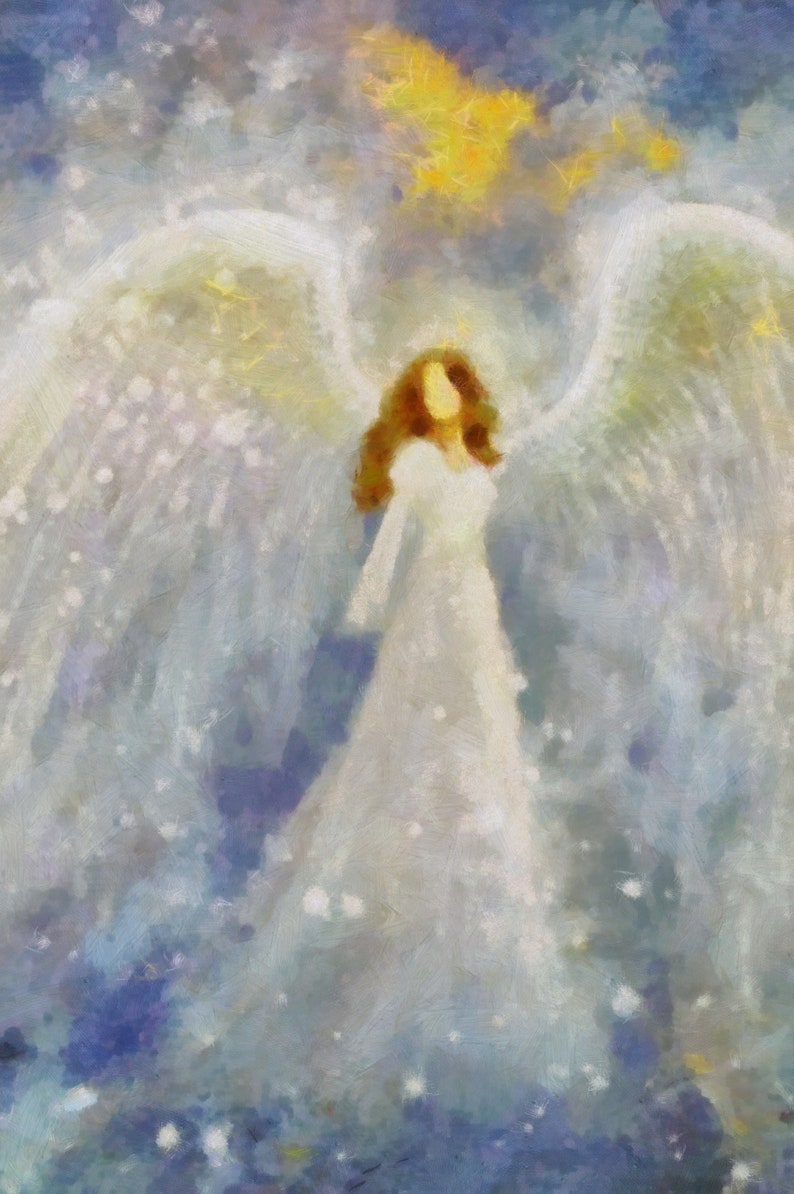 Op de afbeelding: Een schilderij van een engel met witte vleugels en een witte jurk. De engel heeft lang bruin haar en staat in een blauwe en witte bewolkte lucht.