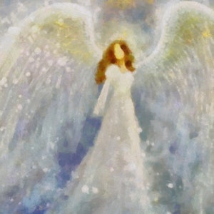 Op de afbeelding: Een schilderij van een engel met witte vleugels en een witte jurk. De engel heeft lang bruin haar en staat in een blauwe en witte bewolkte lucht.