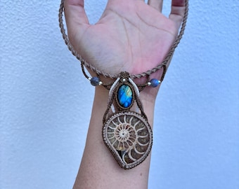Joyería de macramé hecha a mano, collar de fósil de amonita y labradorita, collar ajustable