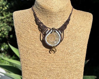 Colgante fósil de amonita tejido a mano, joyería de yoga bohemia, regalo para sanador energético
