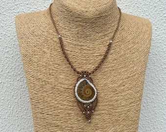 Collar de macramé con fósil de amonita hecho a mano, regalo de joyería bohemia, regalo de piedra preciosa espiritual