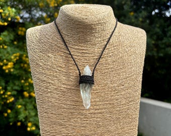 Colgante de macramé con prasiolita cruda, collar bohemio curativo