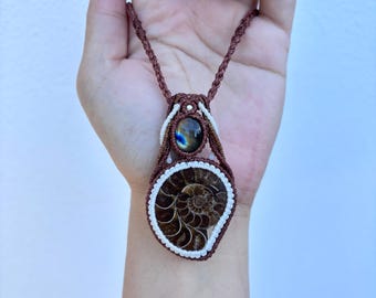 Collar de labradorita y fósil de amonita natural, pequeña marca superficial reflejada en el precio, joyería ajustable hecha a mano.