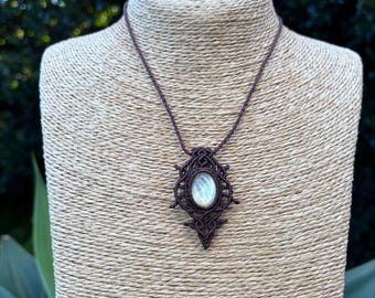 Colgante de macramé con lepidolita dorada, collar bohemio tejido a mano