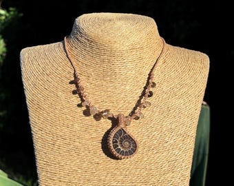 Collar de macramé con fósil de amonita hecho a mano, joyería de estilo bohemio terroso, regalo de cumpleaños para ella