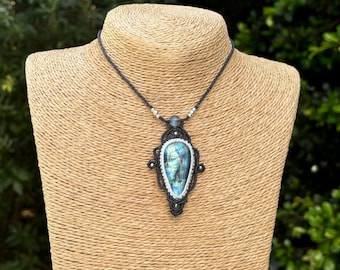 Collar de macramé de labradorita, colgante de cristal estilo boho, regalo de joyería de piedra natural