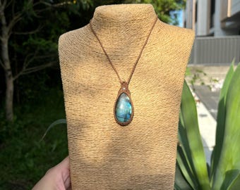 Collar con colgante de macramé de labradorita con destellos azules, joyería de piedras preciosas hecha a mano