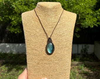 Collar de macramé con labradorita tejido a mano: joyería unisex ajustable