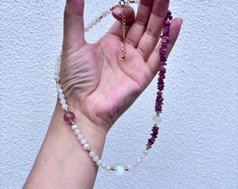 Collar de piedra lunar con turmalina rosa en bruto y cuarzo fresa / Baño de oro de 14 quilates