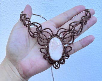 Collar de macramé y escolecita hecho a mano, pieza bohemia ajustable