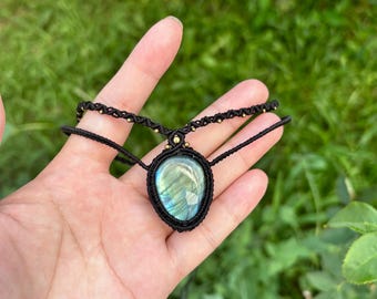 Gargantilla de macramé con labradorita, joyería espiritual bohemia, regalo para sanadores energéticos.