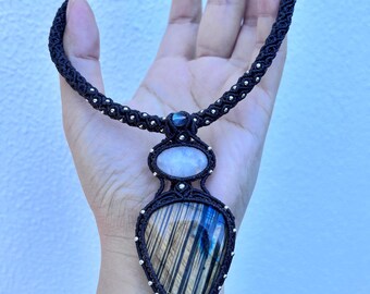 Collar artesanal con piedras preciosas naturales, estilo boho, ajustable.