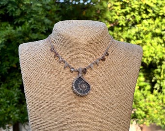 Collar de fósil de amonita hecho a mano en macramé, joyería natural