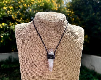 Colgante de macramé de cuarzo esquelético de barro rojo, estilo bohemio, joyería espiritual.