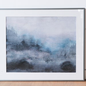 Pittura a inchiostro unica, illustrazione originale di pittura a inchiostro fatta a mano di un prato nebbioso grigio e blu, su carta strutturata ad acquerello