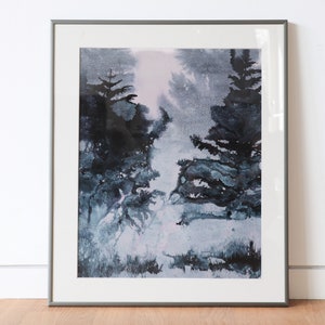 Pittura a inchiostro unica, illustrazione originale del libro fatto a mano "Foresta densa incantata", pineta nebbiosa su carta ruvida ad acquerello