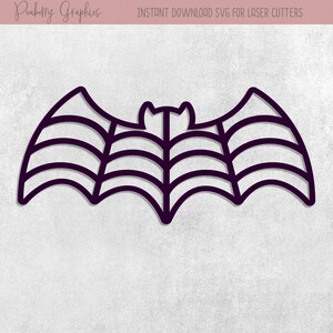 Peut inclure: Silhouette noire et blanche d'une chauve-souris avec un motif d'aile en toile d'araignée. La chauve-souris est face à l'avant, les ailes déployées. Le texte "INSTANT DOWNLOAD SVG FOR LASER CUTTERS" est écrit en blanc en haut de l'image.