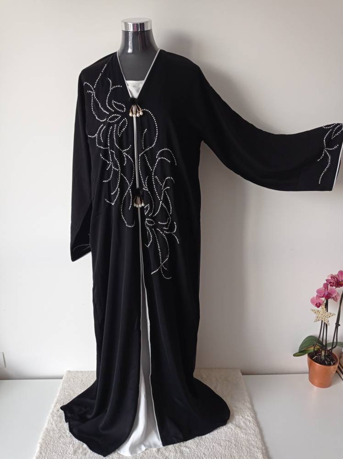 Robe longue abaya  orientale  perles et manches vas es 