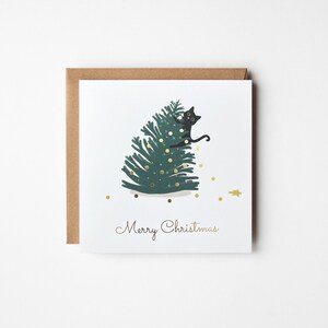 Cartolina di Natale con gattino sull'albero di pere con lamina d'oro