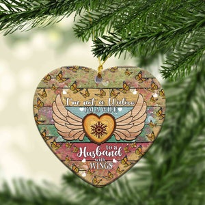 Ik ben geen weduwe, ik ben een vrouw van een man met vleugels Ornament, herdenkingsornament voor echtgenoot, herinnering kerstornament, cadeauornament