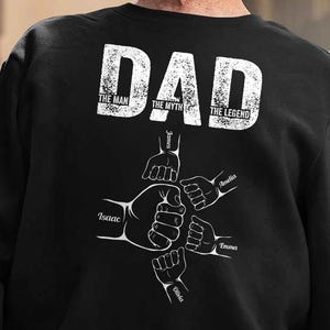 Personalisiertes Dad Shirt, Der Mann Der Mythos Die Legende Shirt, Fist Bump mit Kindernamen Shirt, Vatertagsgeschenk von Kindern, Geschenk für Papa