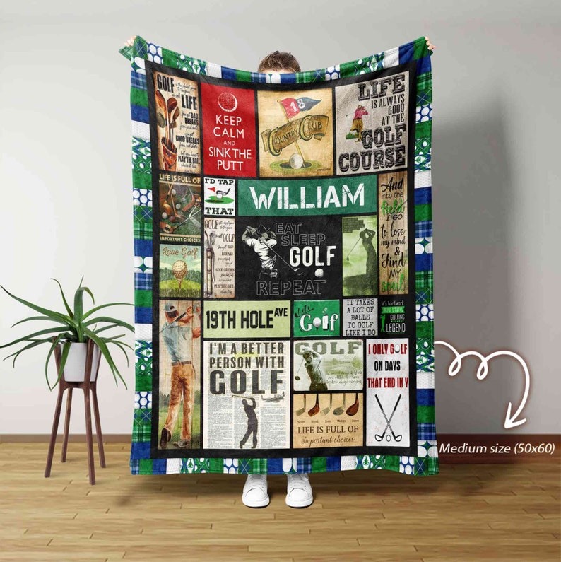 Op de afbeelding: Een groene, blauwe en witte fleece deken met een collage van golf-thema afbeeldingen en tekst. De deken bevat verschillende golf-gerelateerde uitspraken, waaronder "Eet Slaap Golf Herhaal", "Ik ben een beter persoon met golf", en "Het leven zit vol belangrijke keuzes". De deken is gepersonaliseerd met de naam "William".