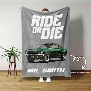 Op de afbeelding: Grijze deken met de woorden "RIDE OR DIE" in witte blokletters. Een groene klassieke auto staat onder de tekst, met de naam "MR. SMITH" eronder gedrukt. De deken is middelgroot, 127x152 cm.