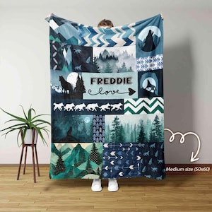 Puede incluir: Una manta de franela azul y verde con un diseño de patchwork que presenta lobos, árboles y flechas. La manta tiene el nombre "FREDDIE love" impreso en ella. La manta mide 127 cm por 152 cm.