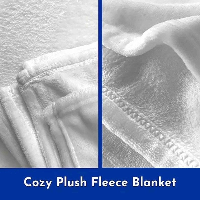 K&ouml;nnte beinhalten: Nahaufnahme einer wei&szlig;en, flauschigen Fleece-Decke. Die Decke hat eine weiche, strukturierte Oberfl&auml;che und ist an den R&auml;ndern gen&auml;ht. Der Text "Cozy Plush Fleece Blanket" wird in einem blauen Banner unten angezeigt.