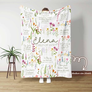 Può includere: Coperta floreale bianca con il nome "Elena" e "Child of God" al centro. La coperta presenta fiori colorati e citazioni ispiratrici dalla Bibbia. La coperta misura 127x152 cm.