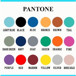 K&ouml;nnte beinhalten: Eine Farbkarte mit der Aufschrift "PANTONE" zeigt eine Vielzahl von Farbmustern. Die Karte enth&auml;lt hellblau, schwarz, blau, bronze, braun, t&uuml;rkis, dunkelgr&uuml;n, marine, grau, gr&uuml;n, orange, pink, lila, rot, weinrot, gelb, silber und ros&eacute;gold.